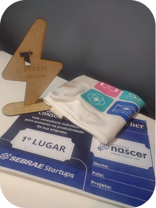 Troféu de 1º Lugar em formato de raio do Pitch do Programa Nascer 2024, da FAPESC e SEBRAE Startups, com camiseta e certificado.